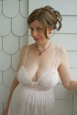 Naked Mature Women in Nightgowns (60 photos)