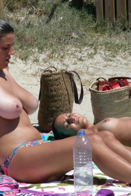 Sex with a big-breasted woman on the beach (80 photos)