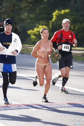 Naked girls running away (56 photos)