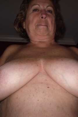 Mature women with sagging breasts (64 photos)
