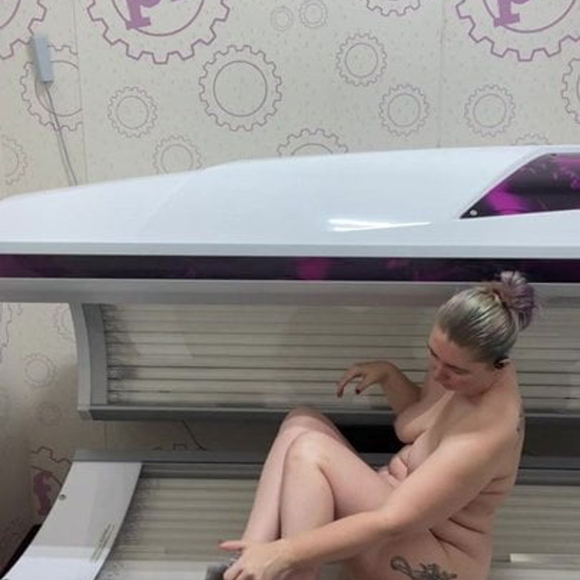 Camera in a tanning bed (81 photos)