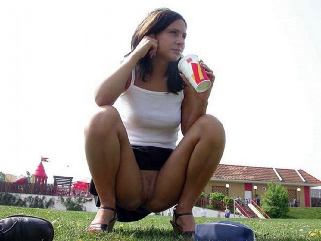Women without panties in the car