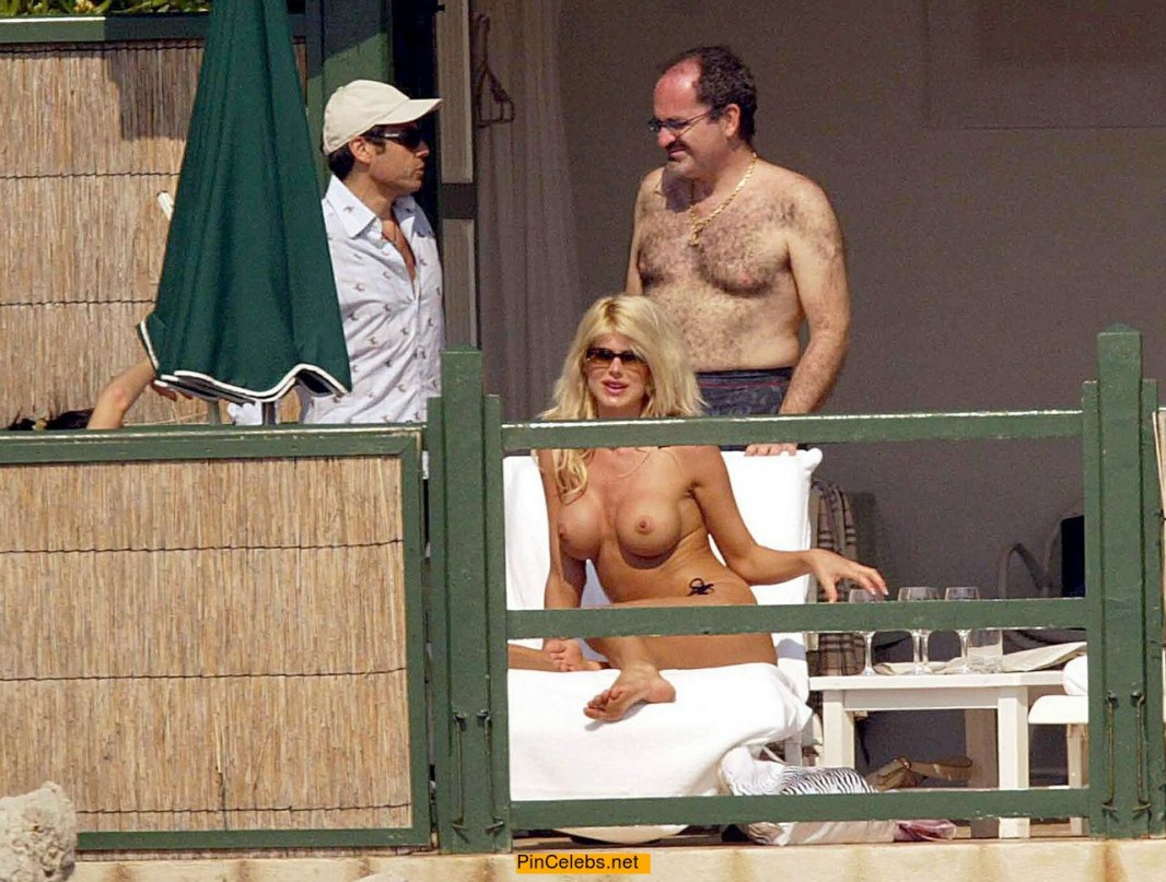 Celebrities who slept naked