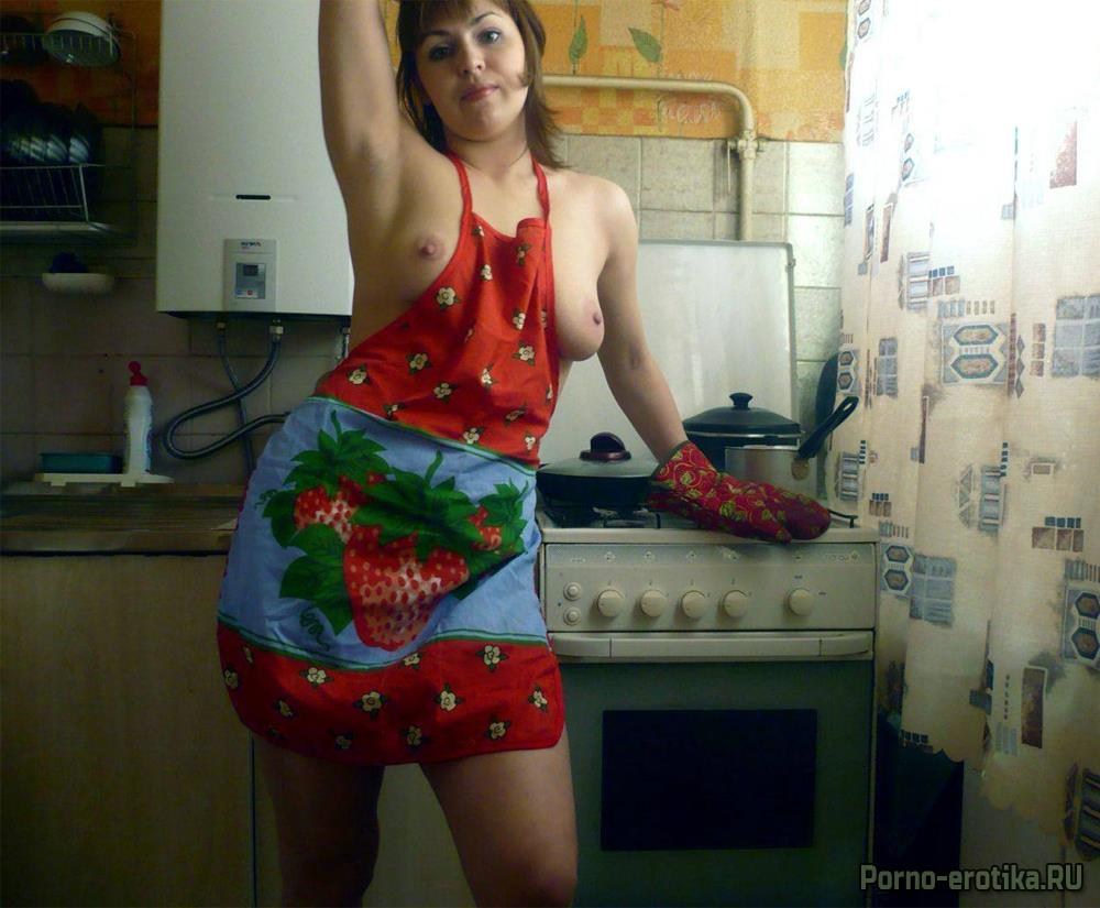 Naked brunette in the apron