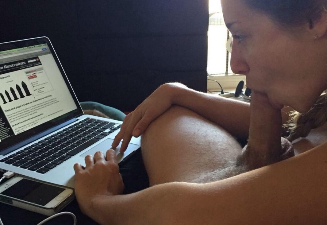 Masturbation in front of the monitor