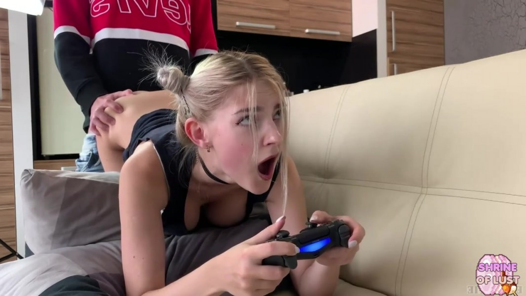Cumshot on the photo of the sister and sleeved