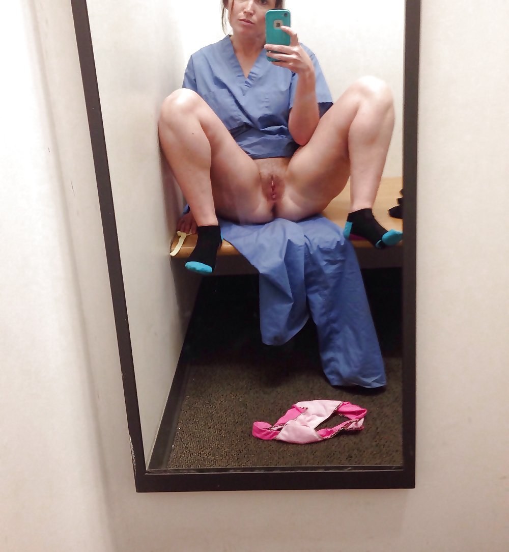 Girl cums in the toilet