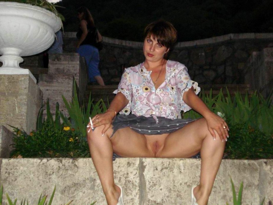 Young mothers without panties