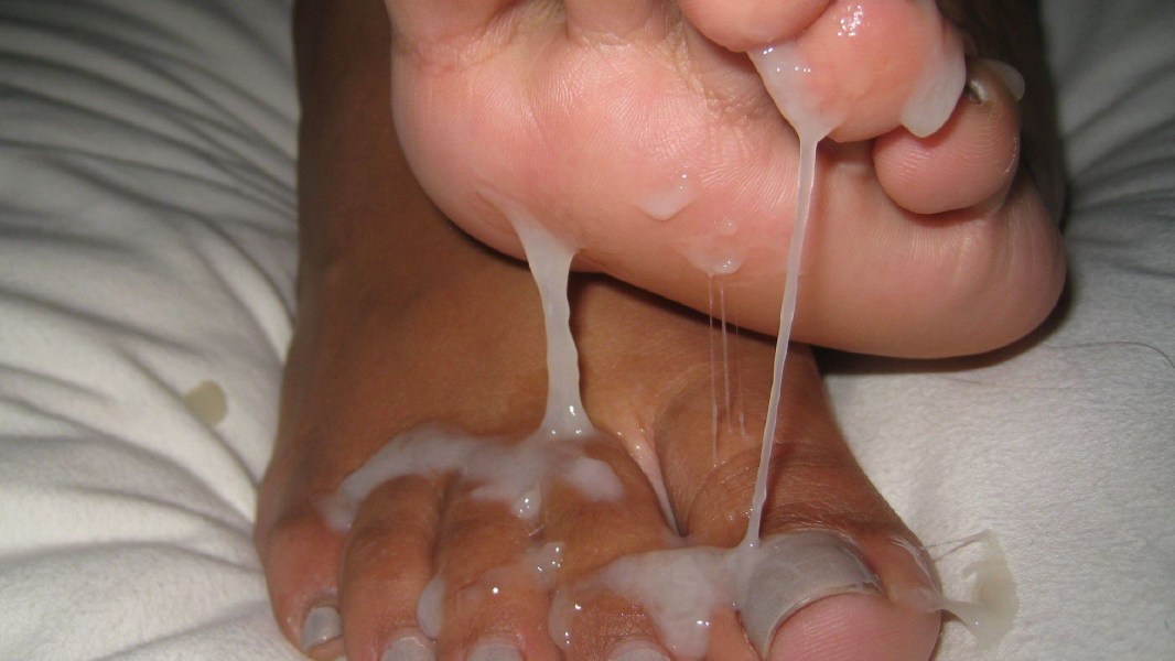 Fatijob with red pedicure