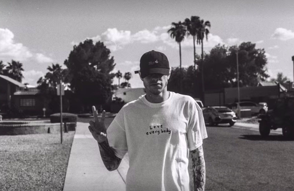 Fibi Dinevor and Pete Davidson Roman