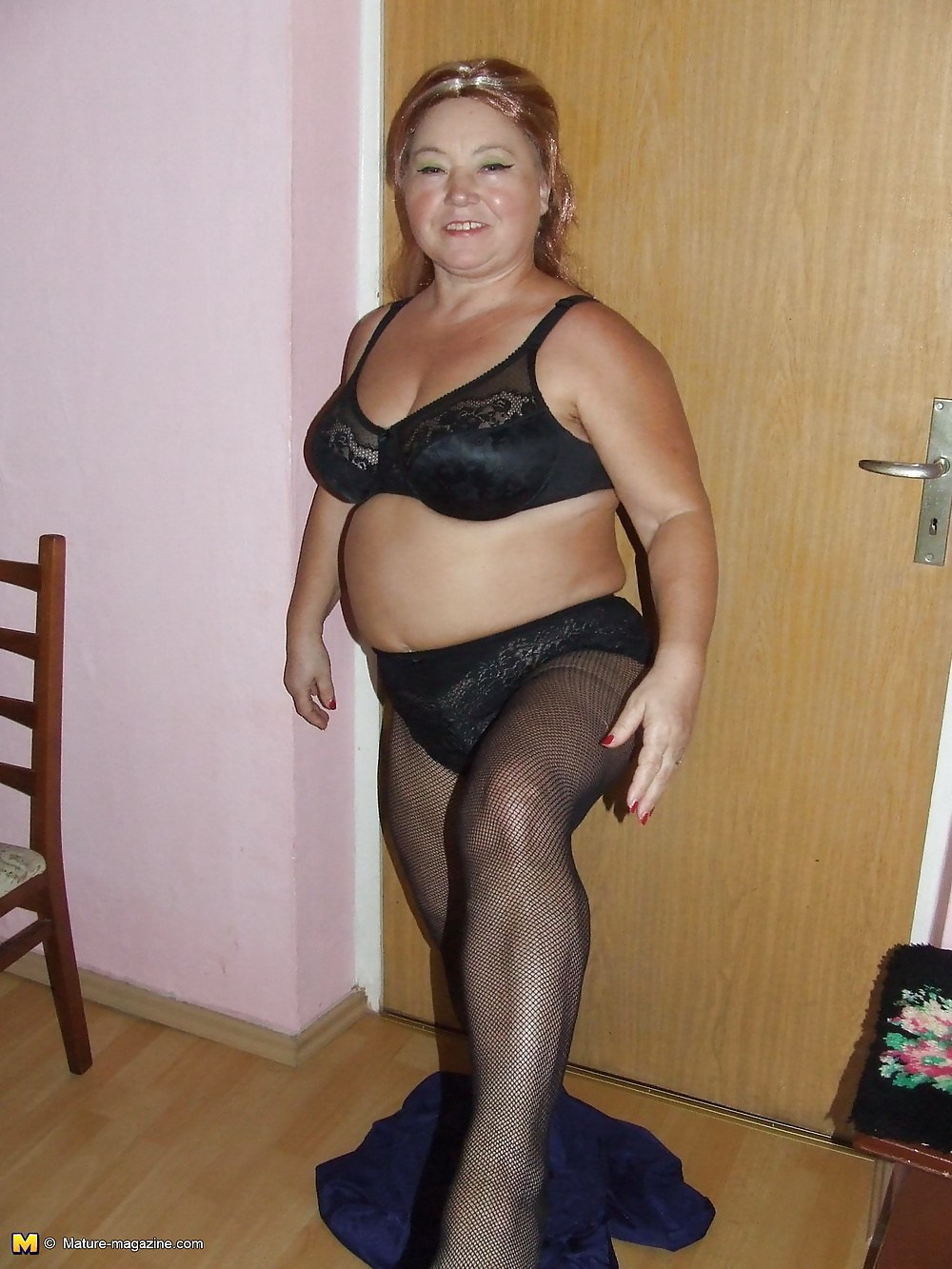 Naked mature with thick legs