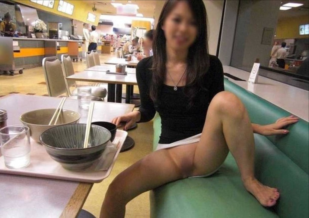 Asian Pissing on the street