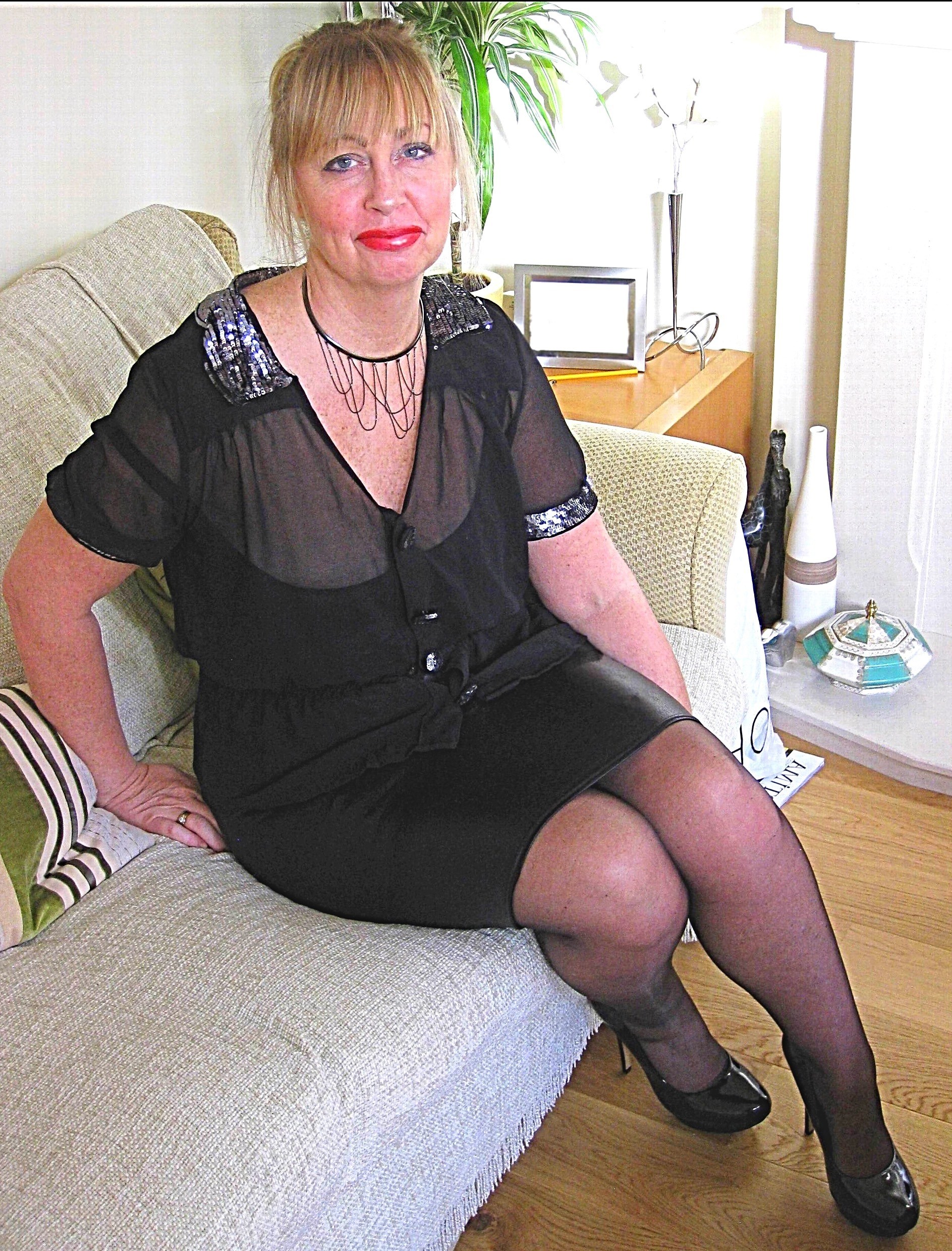 Prostitutes Over 50 Years Old in Stockings and Skirt (63 photos) - porn  photo