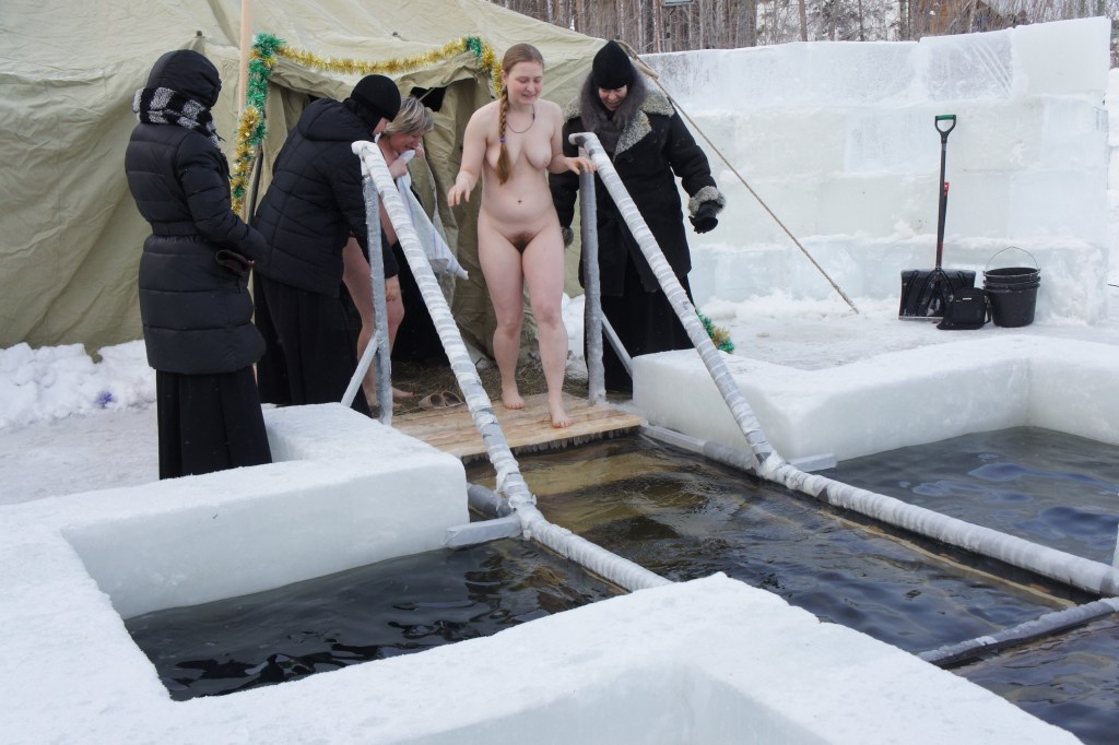 Naked bathing in an ice hole